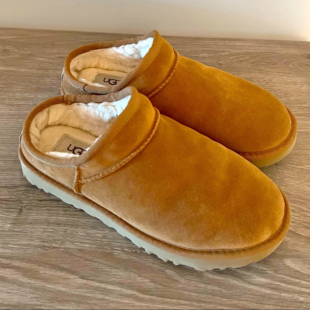 Ugg Suede Classic Slipper in Chestnut, size 8, excellent used condition